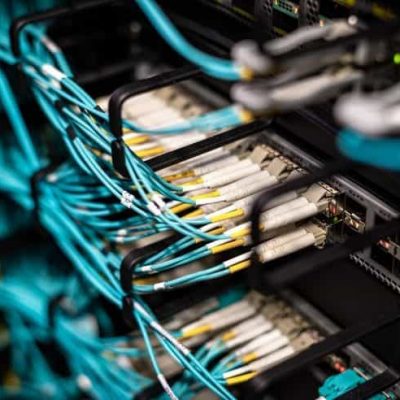 cabos-conectados-ao-painel-de-patch-foto_195114-3893